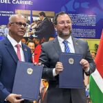 Venezuelan Foreign Minister Yvan Gil (right) and his Suriname counterpart Albert Ramin (left) showing the cooperation agreements signed on Monday, July 10, 202. Photo: Venezuelan Ministry for Foreign Affairs.