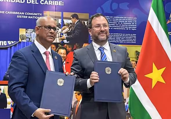 Venezuelan Foreign Minister Yvan Gil (right) and his Suriname counterpart Albert Ramin (left) showing the cooperation agreements signed on Monday, July 10, 202. Photo: Venezuelan Ministry for Foreign Affairs.