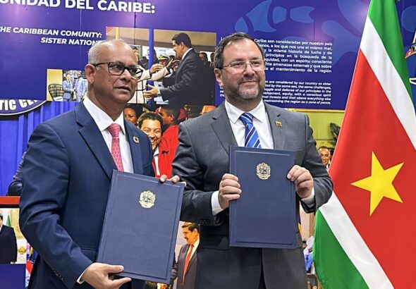 Venezuelan Foreign Minister Yvan Gil (right) and his Suriname counterpart Albert Ramin (left) showing the cooperation agreements signed on Monday, July 10, 202. Photo: Venezuelan Ministry for Foreign Affairs.