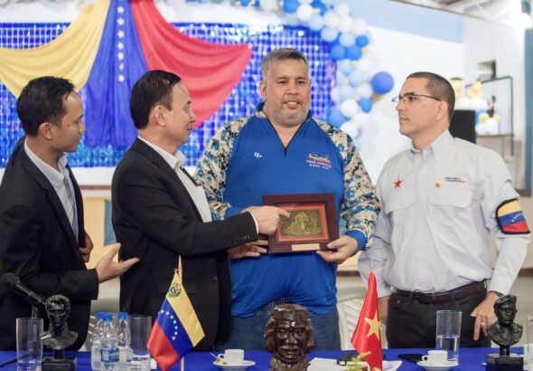 Featured image: (From left to right) A Vietnamese translator; head of Mass Mobilization Commission of the Communist Party of Vietnam, Nguyen Lam; El Panal 2021 Commune Spokesperson Robert Longa; and Venezuelan Minister for Communes Jorge Arreaza. Photo: Ministry for Communes.
