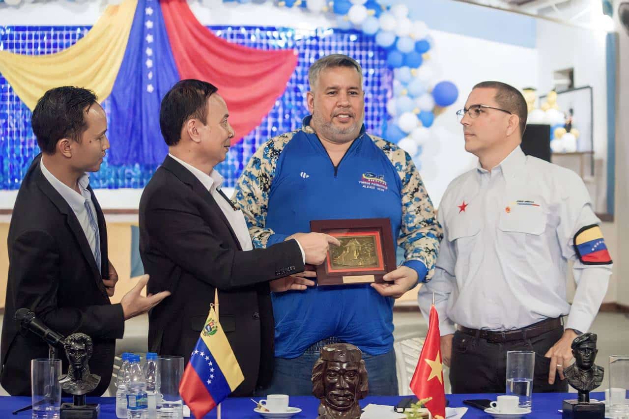 Featured image: (From left to right) A Vietnamese translator; head of Mass Mobilization Commission of the Communist Party of Vietnam, Nguyen Lam; El Panal 2021 Commune Spokesperson Robert Longa; and Venezuelan Minister for Communes Jorge Arreaza. Photo: Ministry for Communes.