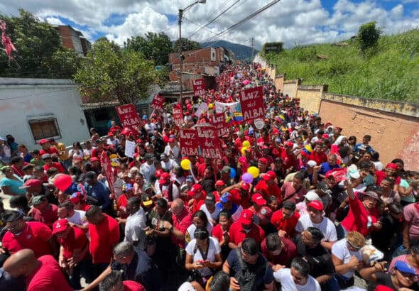 Chavista supporters rally in the Venezuelan city of Guatire in Miranda state. Photo: Twitter/@HectoRodriguez.
