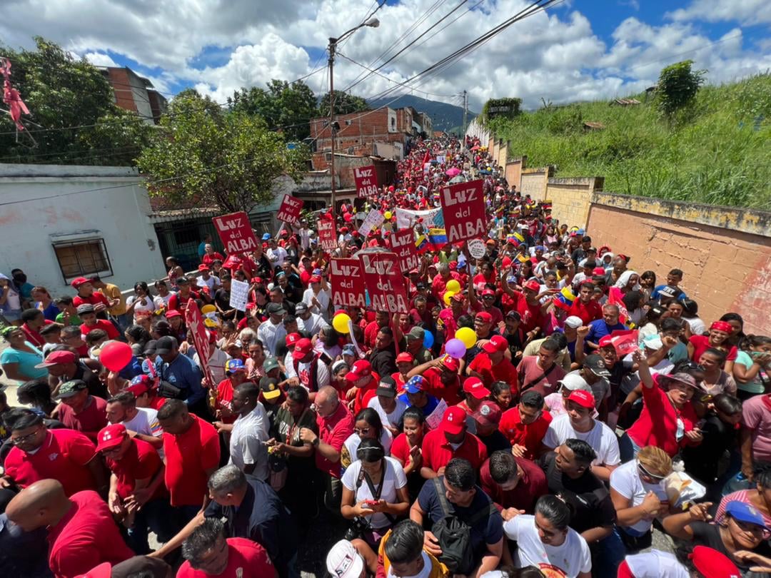 Chavista supporters rally in the Venezuelan city of Guatire in Miranda state. Photo: Twitter/@HectoRodriguez.