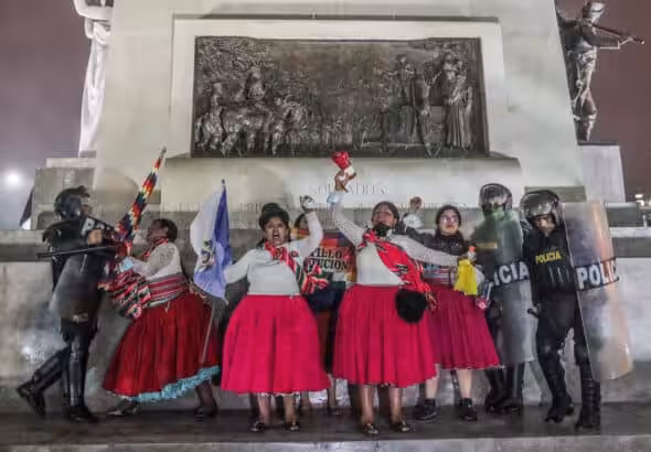 Aymara women denounce violent repression while resisting the Peruvian police in recent protests. Photo: EFE/Aldair Mejía.