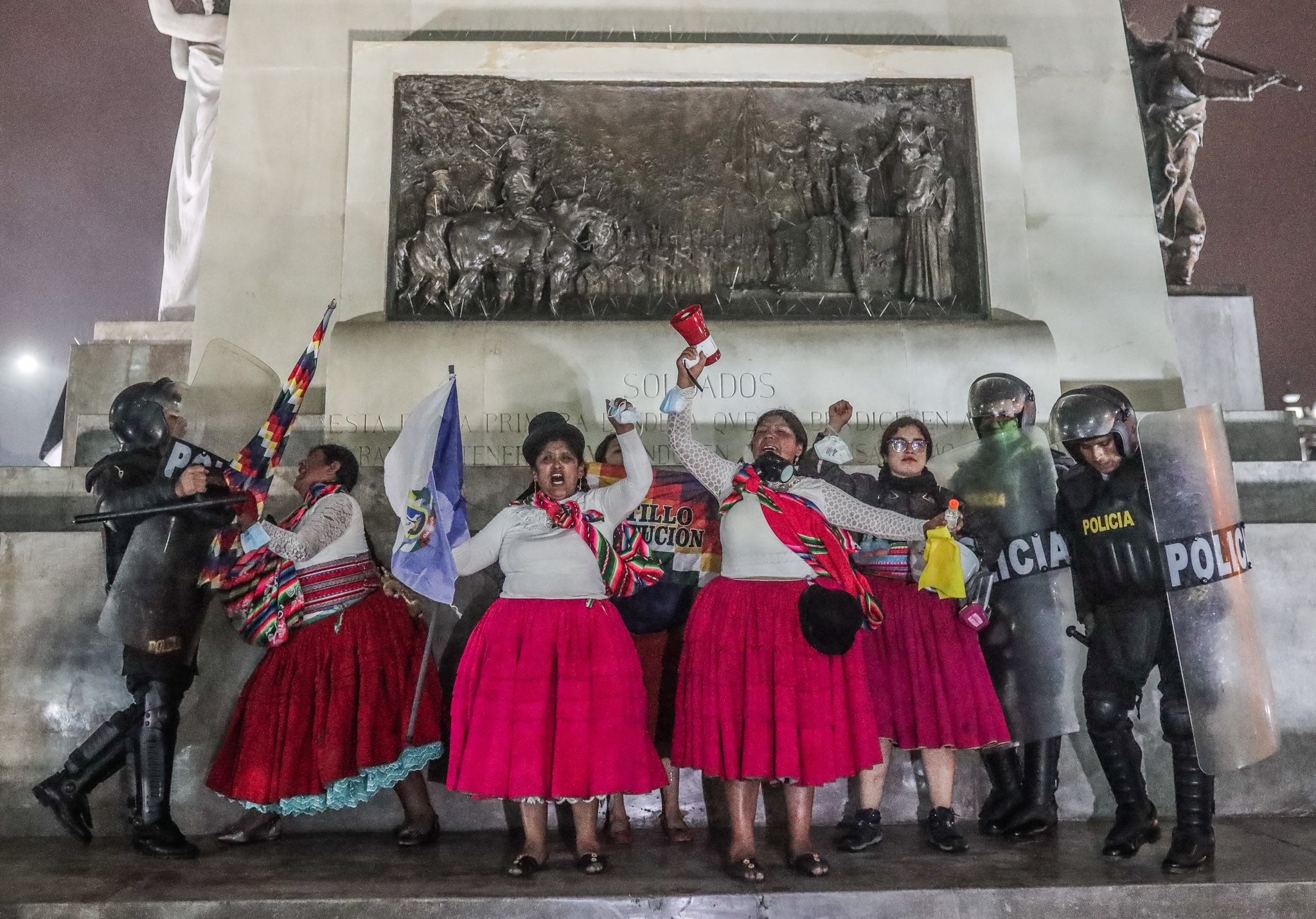 Aymara women denounce violent repression while resisting the Peruvian police in recent protests. Photo: EFE/Aldair Mejía.
