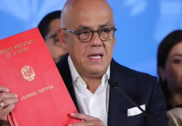 Venezuelan National Assembly President Jorge Rodríguez holds the file of the newly approved Organic Law for the Coordination and Harmonization of the Tax Powers of the States and Municipalities. Photo: Reporte Confidencial.