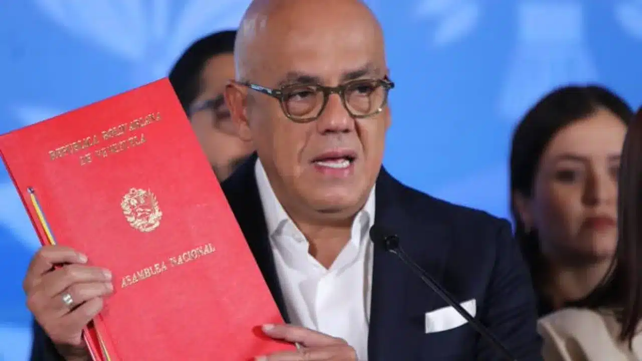 Venezuelan National Assembly President Jorge Rodríguez holds the file of the newly approved Organic Law for the Coordination and Harmonization of the Tax Powers of the States and Municipalities. Photo: Reporte Confidencial.