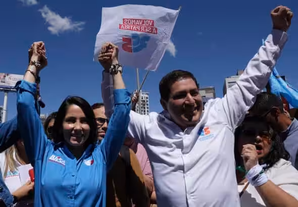 Citizens' Revolution presidential candidate Luisa González (left) and her vice-presidential running mate Andrés Arauz (right) on their electoral campaign. Photo: Bloomberg.