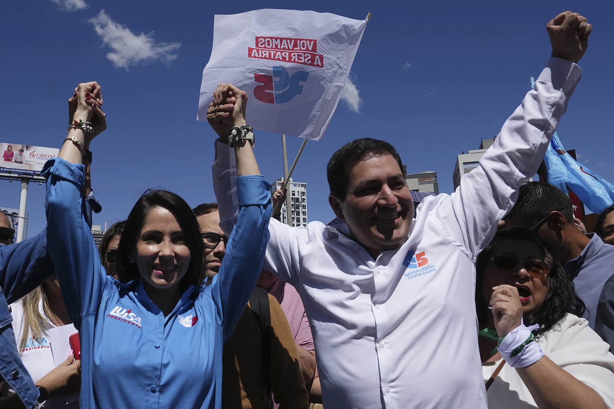 Citizens' Revolution presidential candidate Luisa González (left) and her vice-presidential running mate Andrés Arauz (right) on their electoral campaign. Photo: Bloomberg.