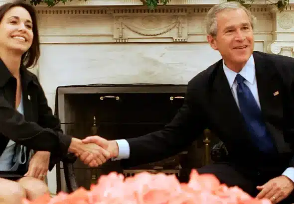Former US President George W. Bush shakes hands with María Corina Machado (left), then Executive Director of Sumate, in the Oval Office of the White House in Washington, DC, May 31, 2005. Photo: Alex Wong/Getty Images/File photo.