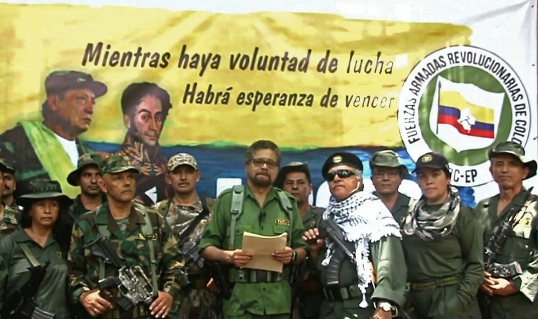 FARC dissident group Segunda Marquetalia commander Iván Márquez (center, in olive uniform), with legendary FARC guerrilla leader Jesús Santrich (wearing a kuffiyeh) to his left, from a video published in August 2019. Photo: YouTube.