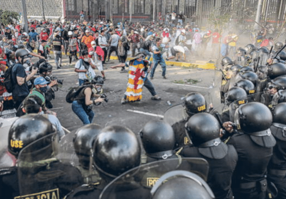 Protesters and police clash during the third takeover of Lima, July 19, 2023. Photo: La Republica.
