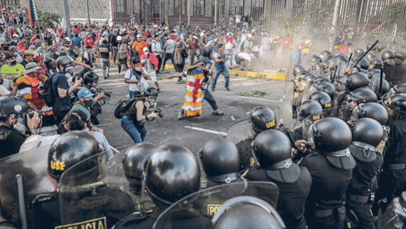 Protesters and police clash during the third takeover of Lima, July 19, 2023. Photo: La Republica.