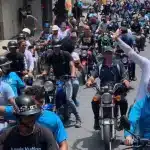 Motorcycle caravan of Vente Venezuela supporters surrounding María Corina Machado in La Guaria state, July 14, 2023. Photo: Infobae.