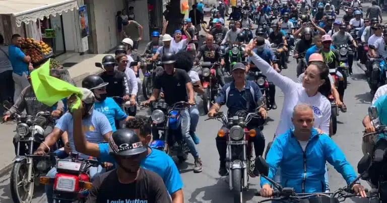 Motorcycle caravan of Vente Venezuela supporters surrounding María Corina Machado in La Guaria state, July 14, 2023. Photo: Infobae.