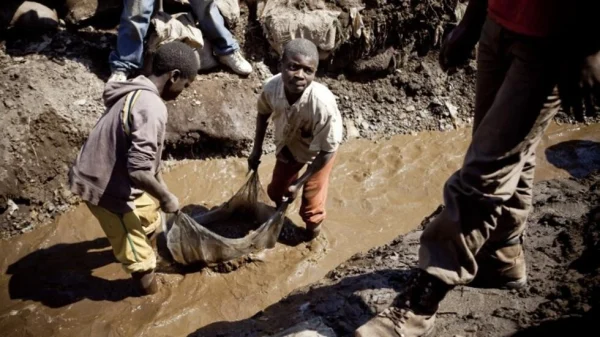 Children at work in a mine in Kamatanda, in the Katanga region of DR Congo, on July 9, 2010. Photo: Gwenn Dubourthoumieu/AFP.