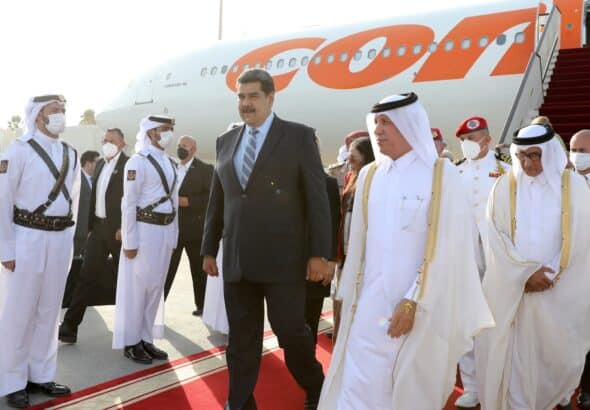 President Nicolas Maduro is welcomed by the Qatari Foreign Minister H.E. Mr. Soltan bin Saad Al-Muraikhi after arriving in Doha, Qatar, June 14, 2022. Photo: Reuters.