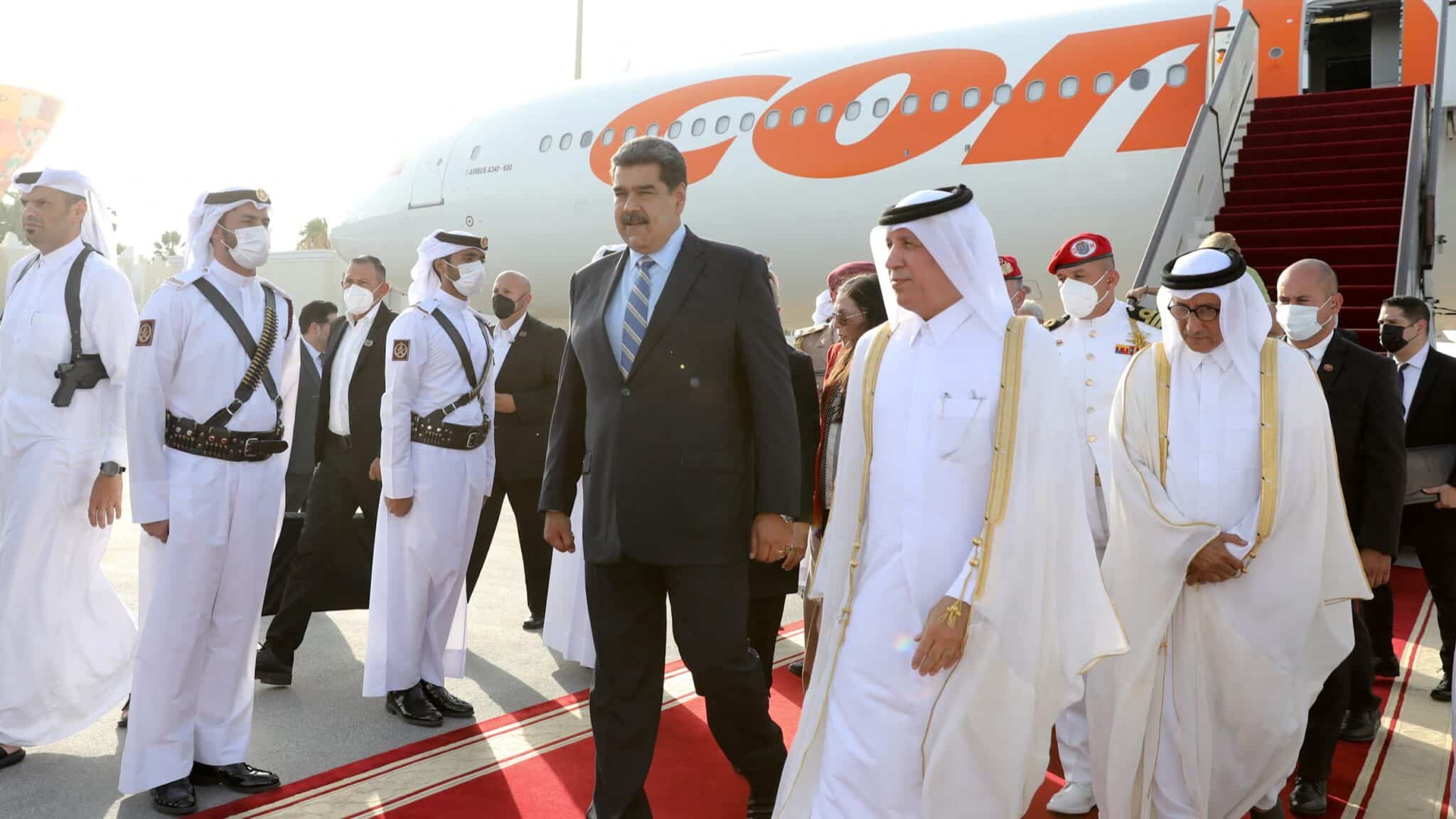 President Nicolas Maduro is welcomed by the Qatari Foreign Minister H.E. Mr. Soltan bin Saad Al-Muraikhi after arriving in Doha, Qatar, June 14, 2022. Photo: Reuters.
