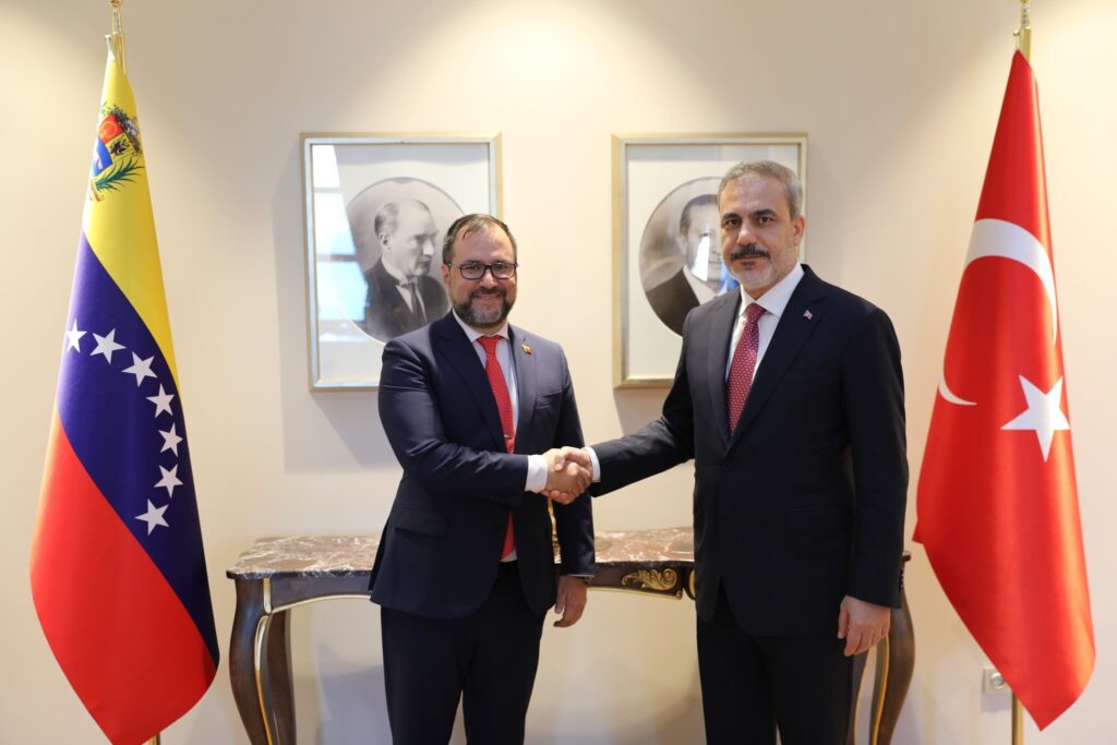 Venezuelan Foreign Minister Yvan Gil (left) shakes hands with Turkish Foreign Minister Hakan Fidan (right) in Ankara, Türkiye, July 21, 2023. Photo: Twitter/@yvangil.