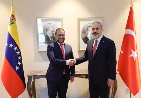 Venezuelan Foreign Minister Yvan Gil (left) shakes hands with Turkish Foreign Minister Hakan Fidan (right) in Ankara, Türkiye, July 21, 2023. Photo: Twitter/@yvangil.