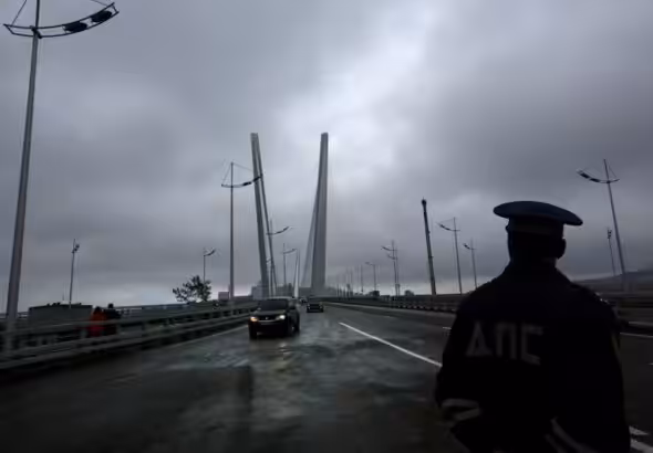 A police officer stands guard on a cable-braced bridge that connects Russky Island and Vladivostok in the city of Russian Far Eastern part of Vladivostok, Russia, Wednesday, Sept 5, 2012. Photo: AP.