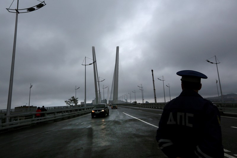 A police officer stands guard on a cable-braced bridge that connects Russky Island and Vladivostok in the city of Russian Far Eastern part of Vladivostok, Russia, Wednesday, Sept 5, 2012. Photo: AP.