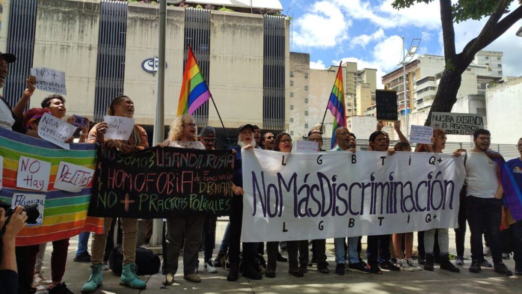 A number of activists staged a rally outside the Attorney General’s Office in Caracas to denounce the persecution of LGBTQI+ people. Photo: Venezuelanalysis.
