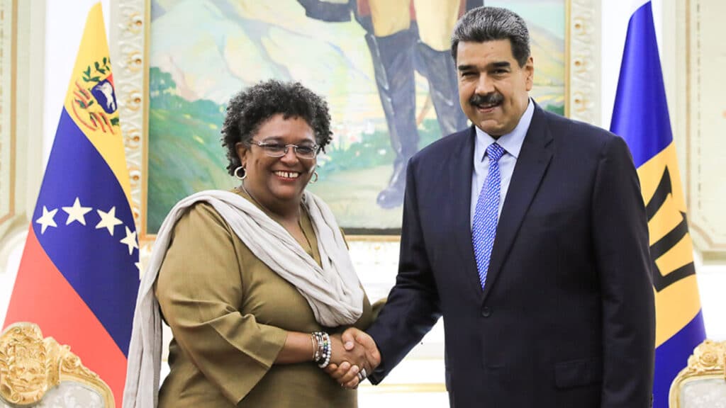Venezuelan President Nicolás Maduro (right) shaking hands with Barbadian Prime Minister Mia Mottley (right) in Miraflores Palace, Caracas, July 8, 2023. Photo: Presidential Press.