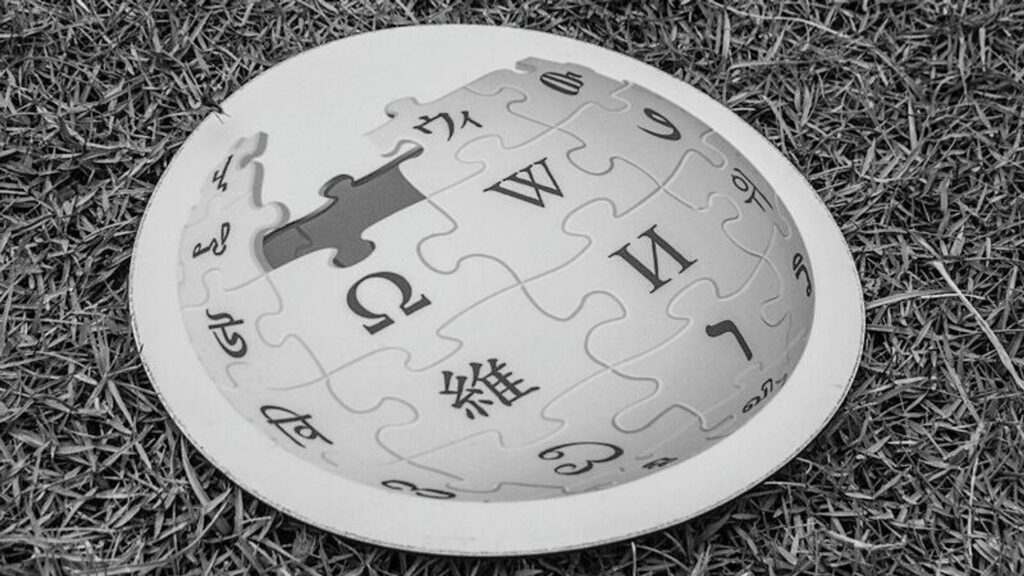 A Wikipedia printed logo on a grass field. Photo: Moheen/Wikipedia/CC BY-SA 2.0.