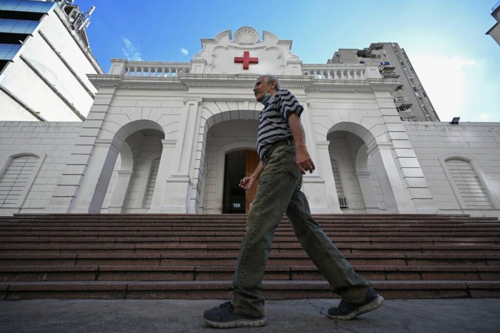 Man walking in front of the Venezuelan Red Cross headquarters in Caracas, on August 6, 2023. Photo: AFP.