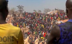 This image from a video shows the collapse of a gold mine in the Maradi region's village of Dan Issa, Niger. Near the border with Nigeria, Sunday, Nov 7, 2021. Photo: AP.