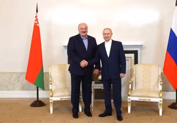 Russian President Vladimir Putin (R) met Belarus President Alexander Lukashenko, St. Petersburg, July 23, 2023. Photo: AFP.