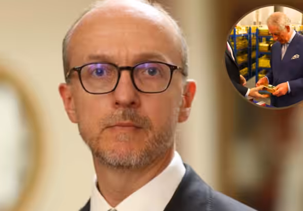 Photo composition showing the newly appointed UK chargé d'affaires to the government of President Nicolas Maduro in Venezuela, Colin Dick, next to an image of King Charles (HRH) holding an ingot of gold during a visit to the Bank of England. Photo: Orinoco Tribune.