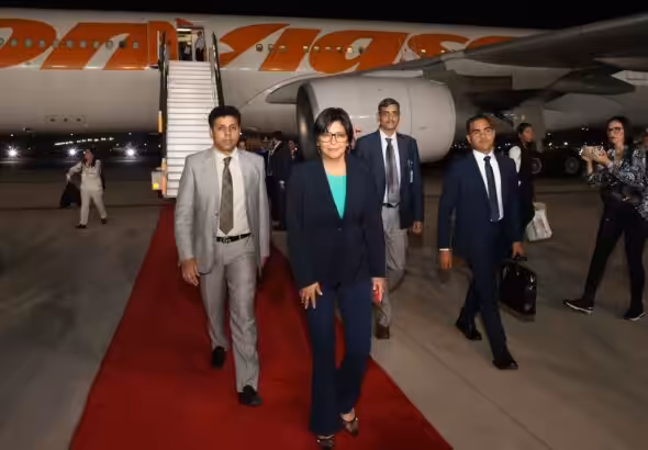 Venezuelan Vice President Delcy Rodríguez arriving in India, walking down an official diplomatic red carpet, Wednesday, August 2, 2023. Photo: X/@delcyrodriguezv.