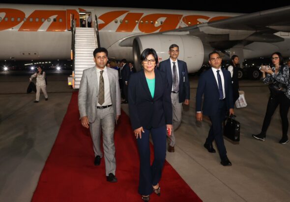 Venezuelan Vice President Delcy Rodríguez arriving in India, walking down an official diplomatic red carpet, Wednesday, August 2, 2023. Photo: X/@delcyrodriguezv.