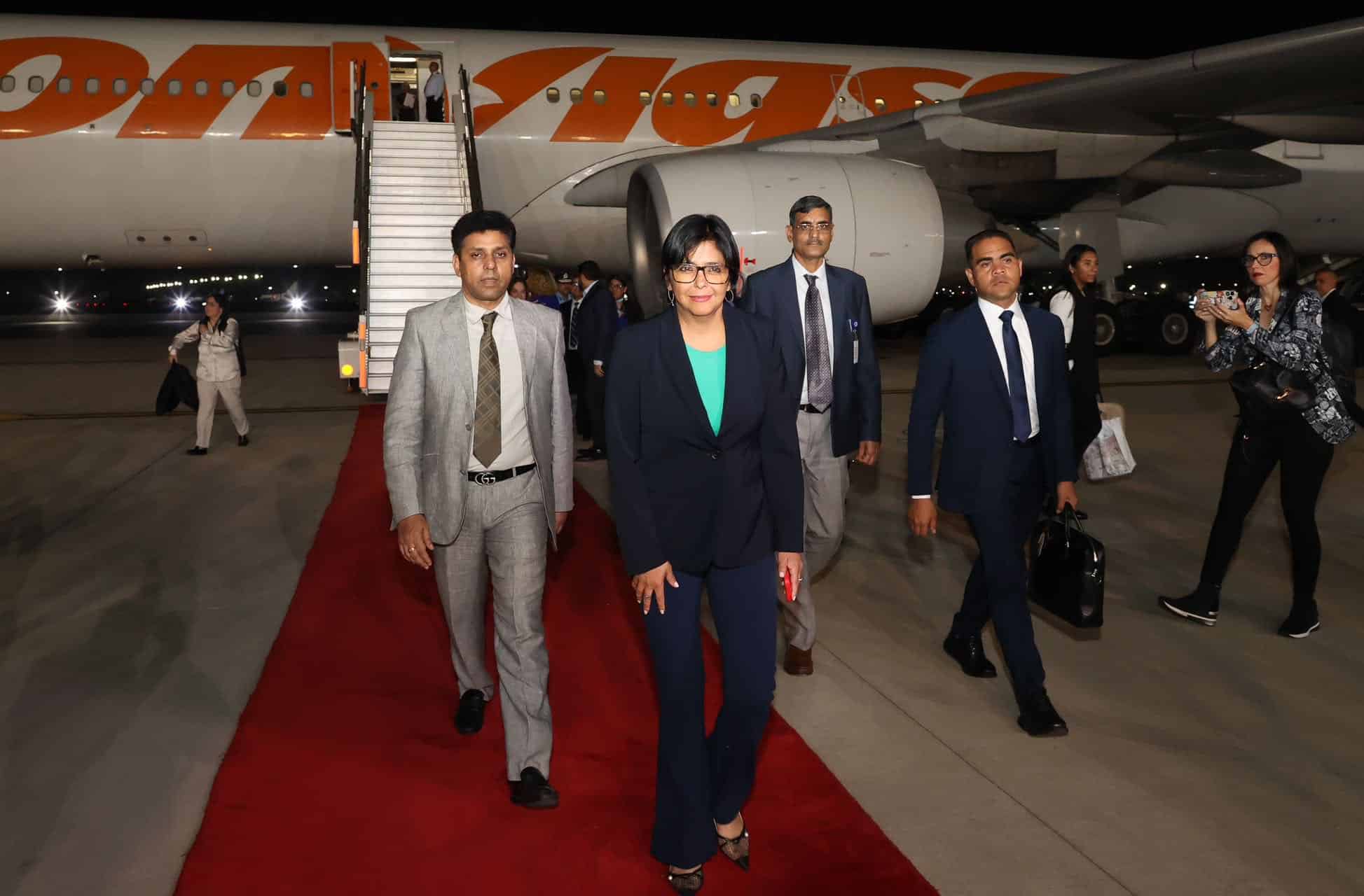 Venezuelan Vice President Delcy Rodríguez arriving in India, walking down an official diplomatic red carpet, Wednesday, August 2, 2023. Photo: X/@delcyrodriguezv.