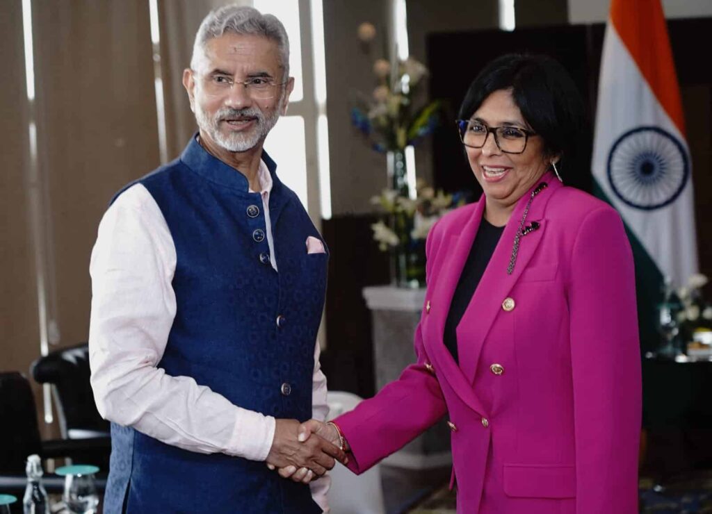 Venezuelan Vice President Delcy Rodríguez shakes hands with Indian Foreign Minister Subrahmanyam Jaishankar in New Delhi, August 4, 2023. Photo: X/@DrSJaishankar.