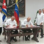 PSUV First Vice President Diosdado Cabello (left) and PCC Organization Secretary Roberto Morales Ojeda (right) sign a cooperation agreement in Havana, Cuba, August 8, 2023. Photo: X/@PartidoPCC.
