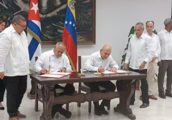 PSUV First Vice President Diosdado Cabello (left) and PCC Organization Secretary Roberto Morales Ojeda (right) sign a cooperation agreement in Havana, Cuba, August 8, 2023. Photo: X/@PartidoPCC.