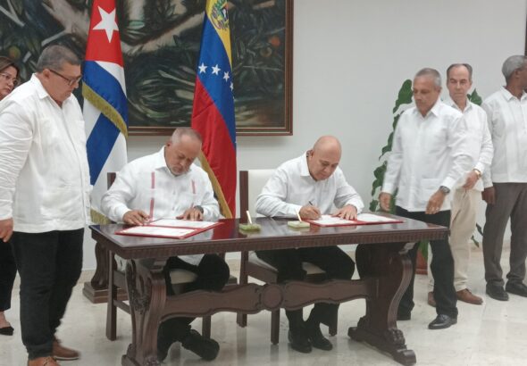 PSUV First Vice President Diosdado Cabello (left) and PCC Organization Secretary Roberto Morales Ojeda (right) sign a cooperation agreement in Havana, Cuba, August 8, 2023. Photo: X/@PartidoPCC.