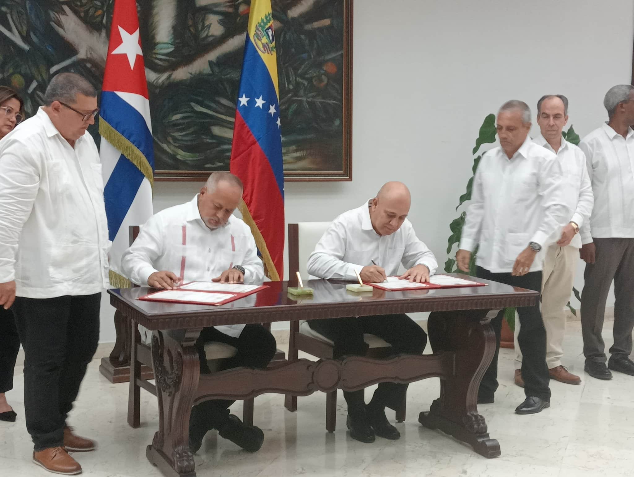 PSUV First Vice President Diosdado Cabello (left) and PCC Organization Secretary Roberto Morales Ojeda (right) sign a cooperation agreement in Havana, Cuba, August 8, 2023. Photo: X/@PartidoPCC.