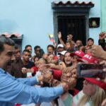 Venezuelan President Nicolás Maduro shaking hands with supporters in La Vega neighborhood, Caracas, this Thursday, August 17. Photo: X/@NicolasMaduro.