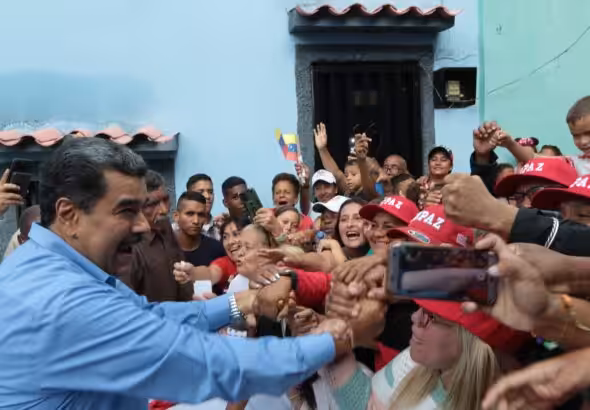 Venezuelan President Nicolás Maduro shaking hands with supporters in La Vega neighborhood, Caracas, this Thursday, August 17. Photo: X/@NicolasMaduro.