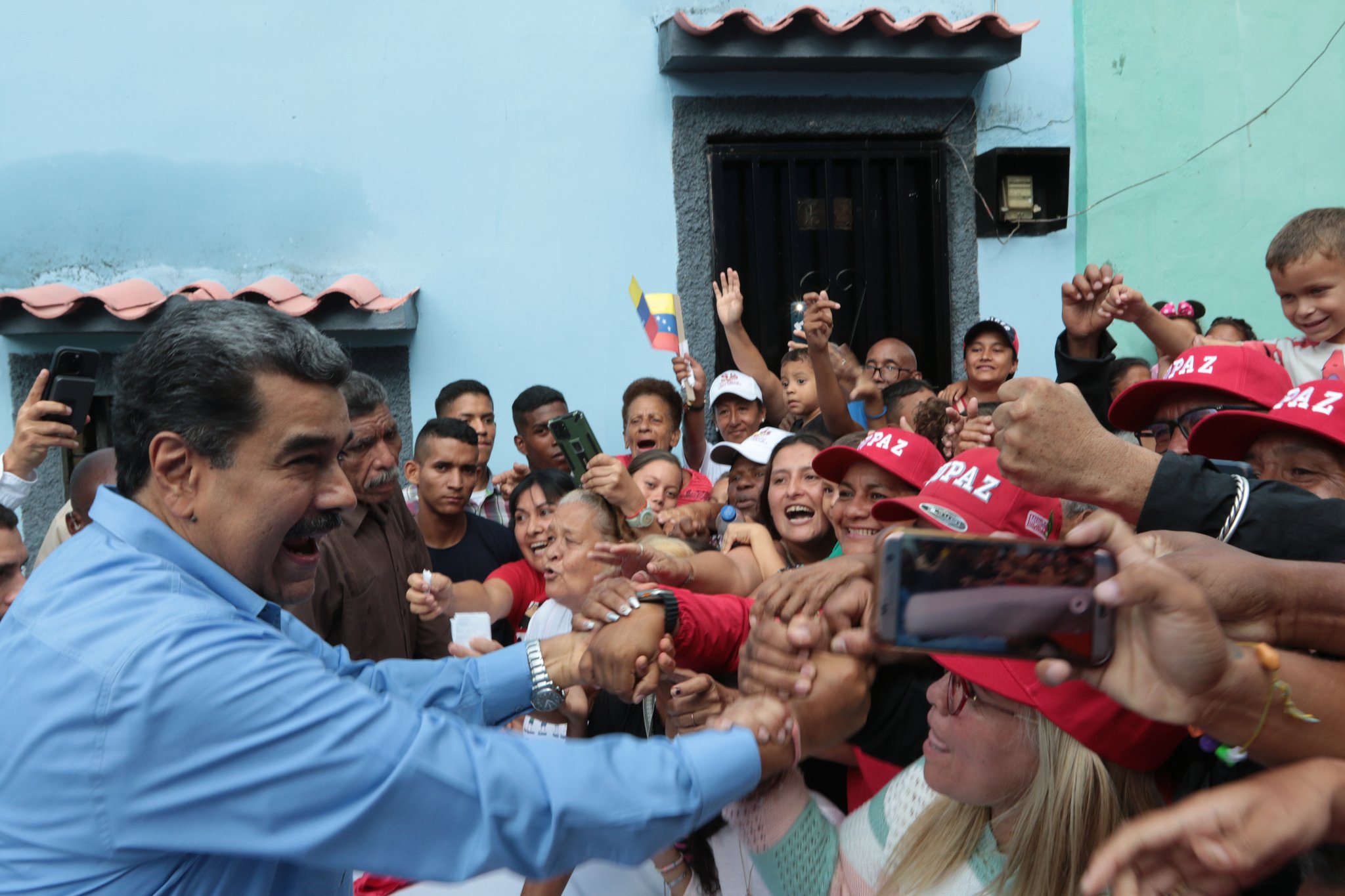 Venezuelan President Nicolás Maduro shaking hands with supporters in La Vega neighborhood, Caracas, this Thursday, August 17. Photo: X/@NicolasMaduro.
