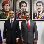 New UK head of diplomatic mission in Venezuela Colin Dick (left) next to Venezuelan Foreign Minister Yvan Gil (right), with portraits of Hugo Chávez, Simón Bolívar, and President Nicolás Maduro in the background, framed by the flags of both countries. Photo: X/yvangil.