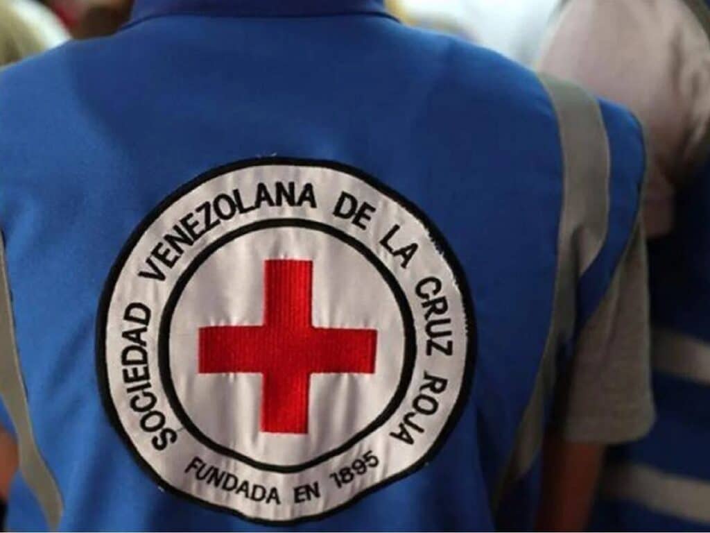 A Venezuelan Red Cross worker wearing a vest with the emblem of the international organization. Photo: RedRadioVE.