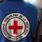A Venezuelan Red Cross worker wearing a vest with the emblem of the international organization. Photo: RedRadioVE.