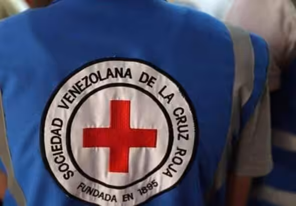 A Venezuelan Red Cross worker wearing a vest with the emblem of the international organization. Photo: RedRadioVE.