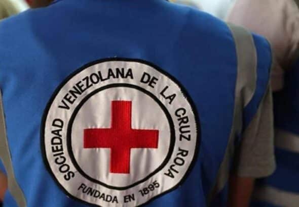 A Venezuelan Red Cross worker wearing a vest with the emblem of the international organization. Photo: RedRadioVE.