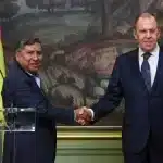 Bolivian Foreign Minister Rogelio Mayta (left) and Russian Foreign Minister Sergey Lavrov (right) shake hands during the latter's visit to Bolivia in April 2023. Photo: Foreign Affairs Ministry of Bolivia.